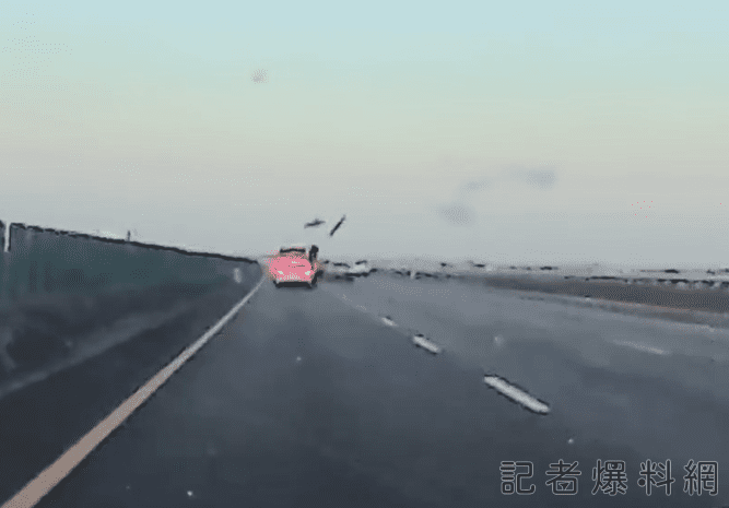 影/國道3號大甲路段驚險!賓士遭掉落木片重創 小貨車竟加速逃 影/國道3號大甲路段驚險!賓士遭掉落木片重創 小貨車竟加速逃