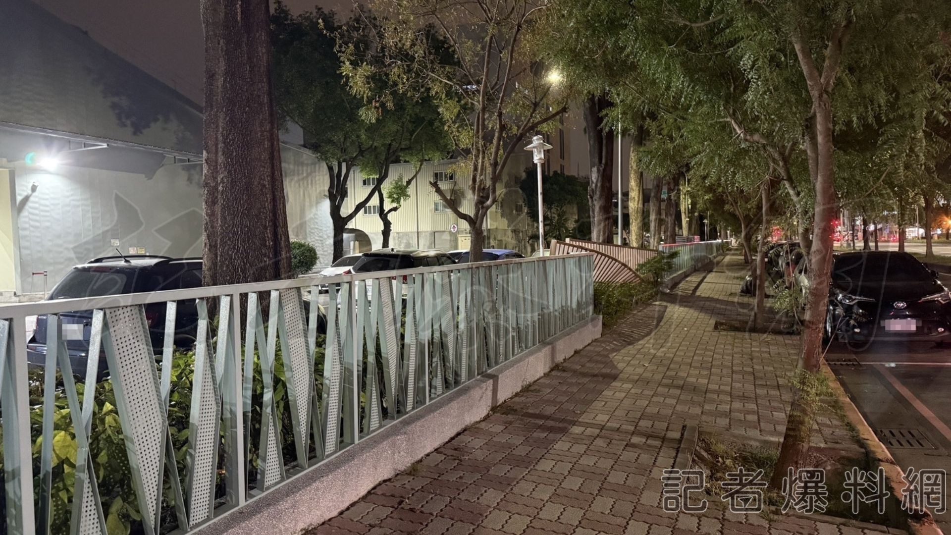 高雄女嬰坐推車「連人帶車」翻覆 人行道摔到馬路慘受傷!工務局認錯了 高雄女嬰坐推車「連人帶車」翻覆 人行道摔到馬路慘受傷!工務局認錯了