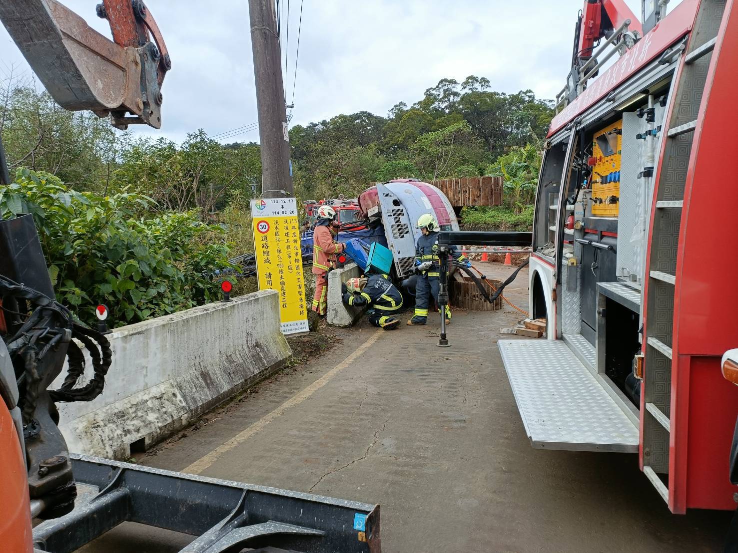 颱風後道路修繕!淡水山區怪手「重心不穩」翻覆 駕駛一度受困 颱風後道路修繕!淡水山區怪手「重心不穩」翻覆 駕駛一度受困