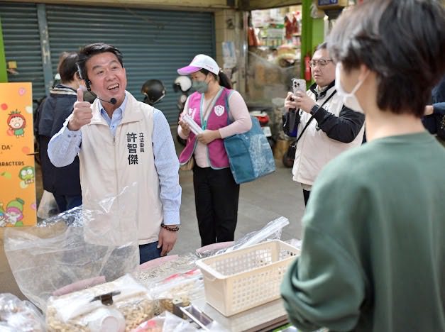 立委許智傑現身2025高雄過好年活動,展現高人氣 立委許智傑現身2025高雄過好年活動,展現高人氣