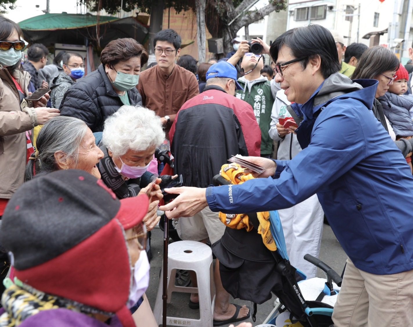 向市民拜早年 陳其邁連訪五廟親送蛇年小紅包 向市民拜早年 陳其邁連訪五廟親送蛇年小紅包