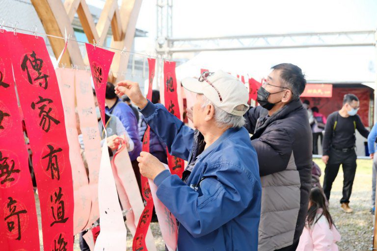 免費春聯吸引人氣 草鞋墩雅舍熱鬧滾滾 免費春聯吸引人氣 草鞋墩雅舍熱鬧滾滾