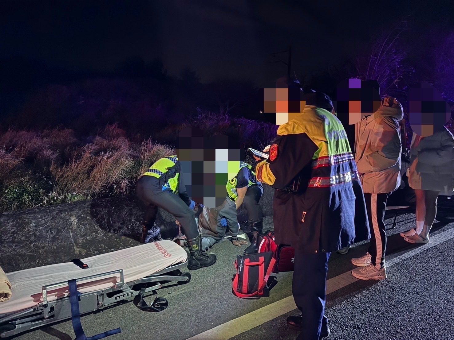 82歲翁搭公車擔心車資不足提前下車步行　體力不支跌落水溝 　