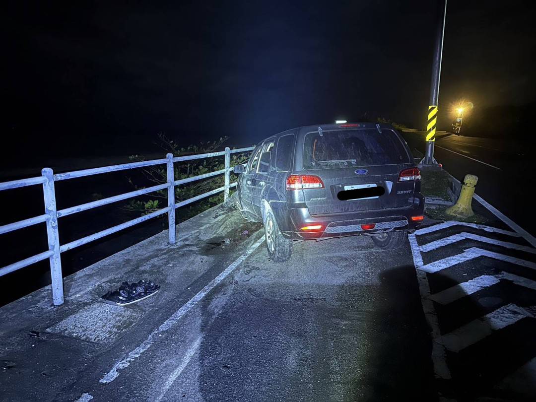 （有片）台東酒駕肇事！　先撞車逃逸再撞護欄駕駛受傷