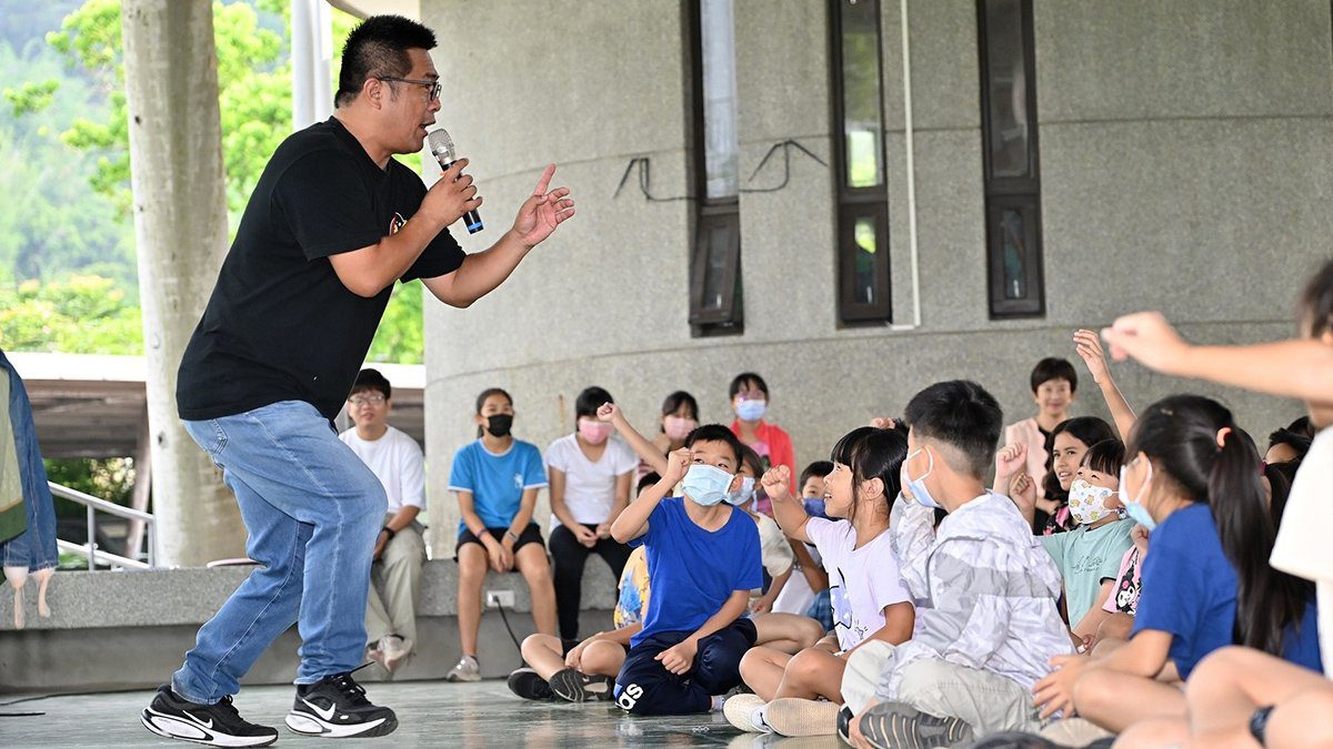 戲劇宣導交通安全！台中市交通局攜手陸爸爸劇團進校園