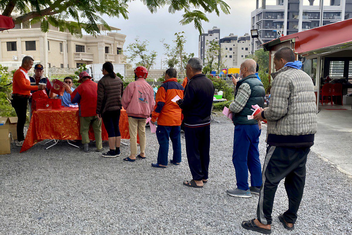 歲末送暖！溫府德修共和協會致贈烏魚子與紅包 弱勢家庭喜迎新春