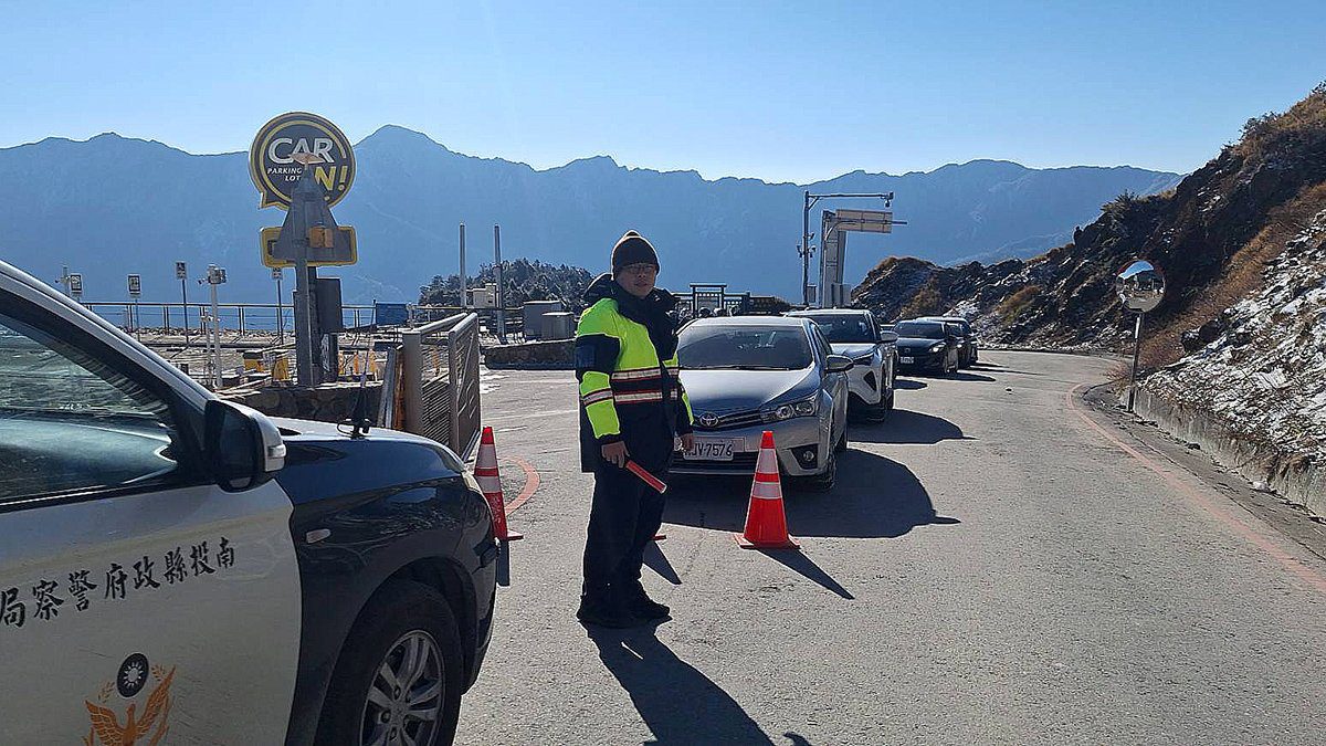 武嶺車潮回堵2公里 公路局啟動交通管制 呼籲改往其他景點分流