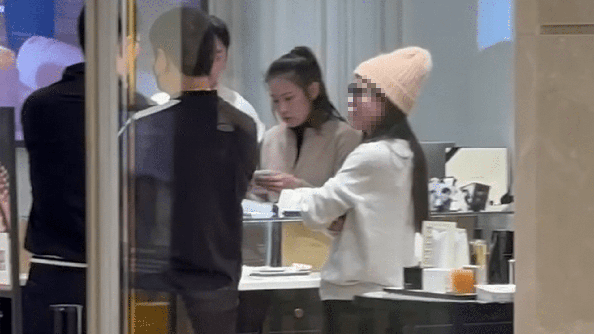 台南百貨傳VIP竊案！疑偷萬元香水…事後還想退貨　毛帽姐大鬧專櫃民眾全看傻