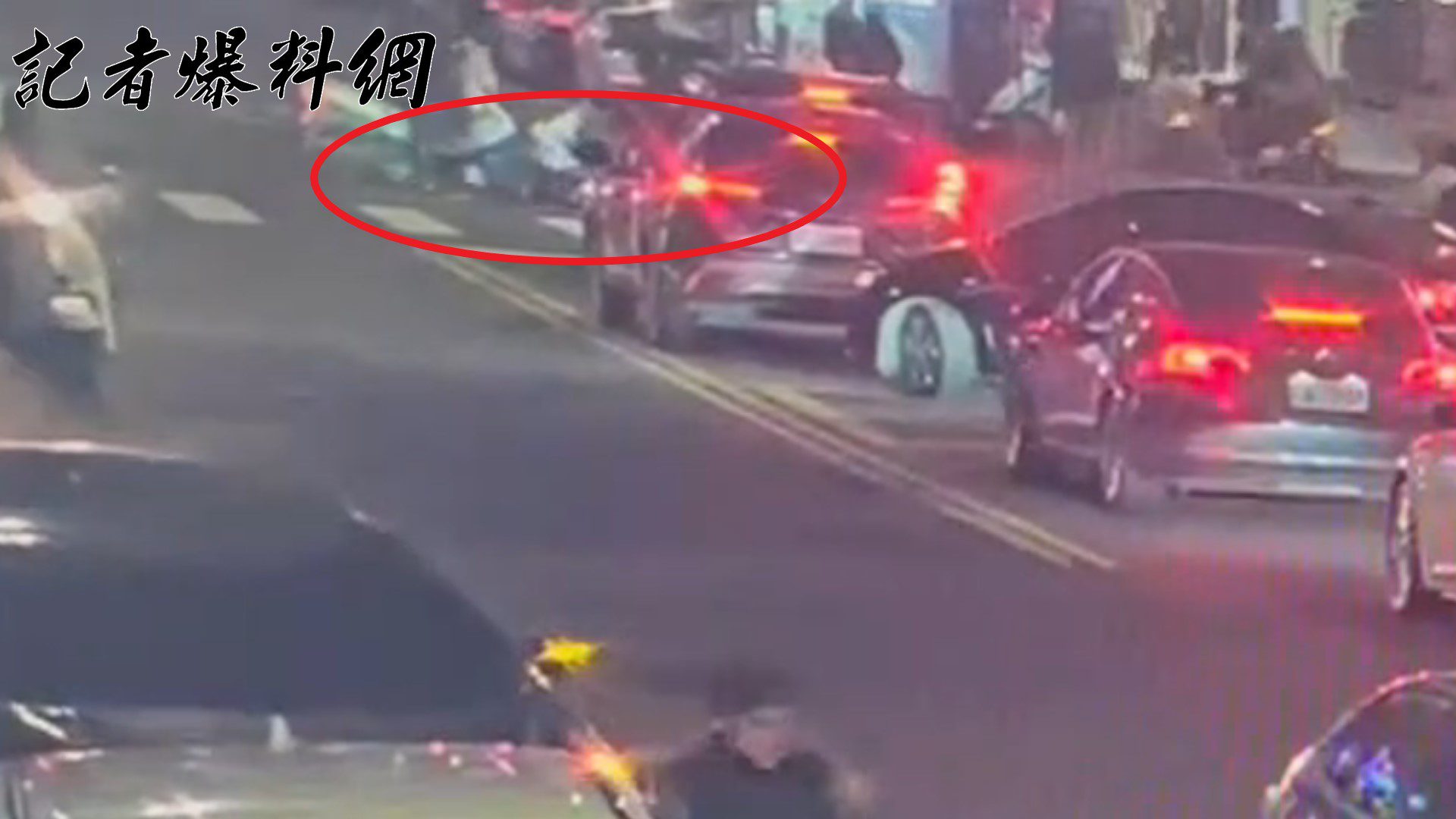 林森北路口「2打1」！甩棍男追打出門反被圍毆壓制　助陣男持安全帽狠K