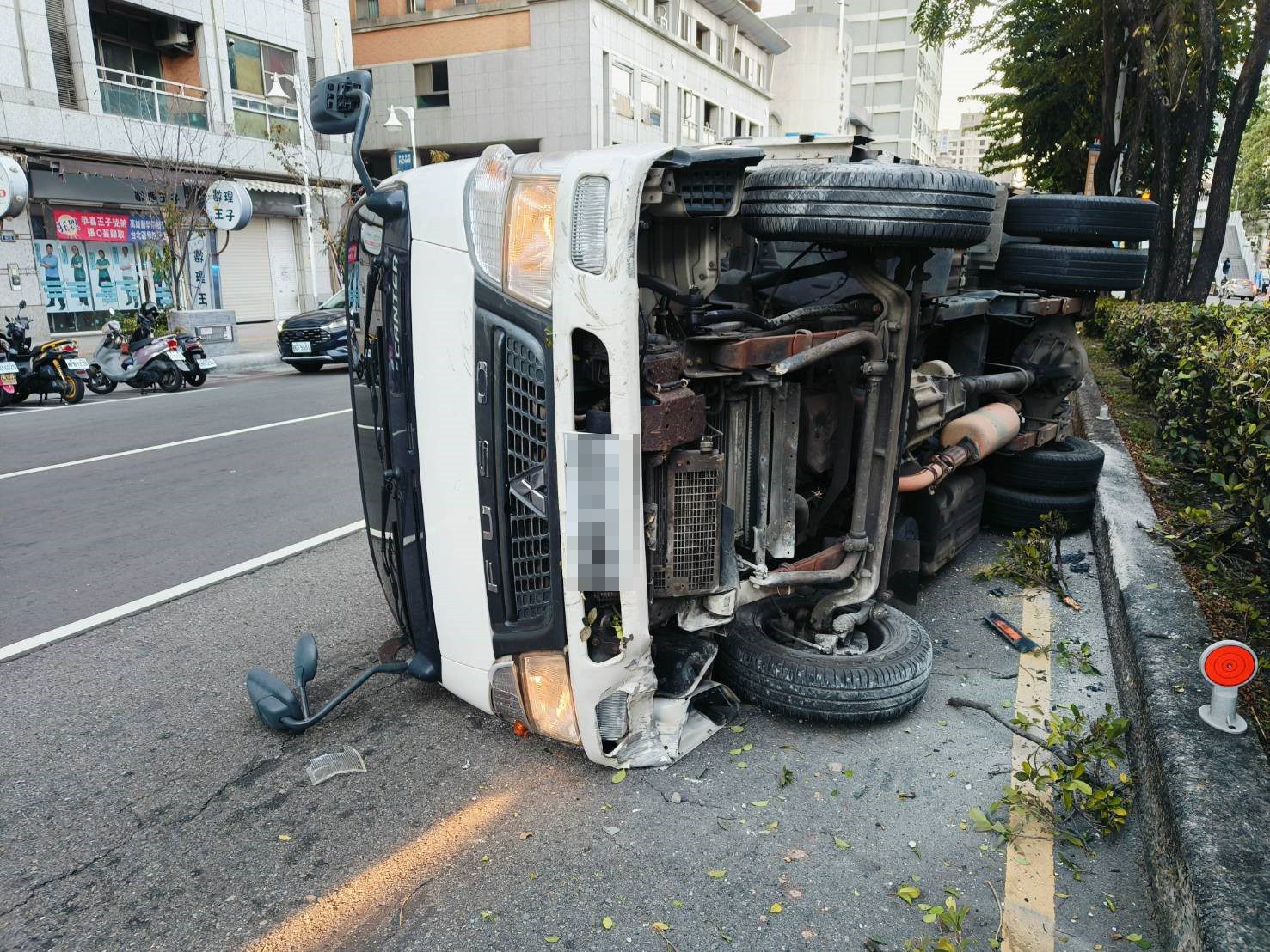 (有片)台中兩車相撞小貨車翻覆! 自小客車逃逸 (有片)台中兩車相撞小貨車翻覆! 自小客車逃逸