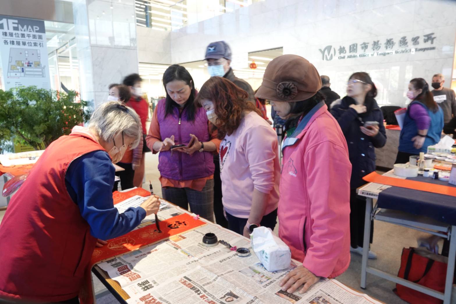 楊梅區公所今(13)日舉辦「新春福蛇揮毫賀歲贈春聯」活動