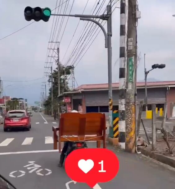 (有片)危險!屏東男子騎機車載長椅超長超寬 警:違規可開罰 (有片)危險!屏東男子騎機車載長椅超長超寬 警:違規可開罰