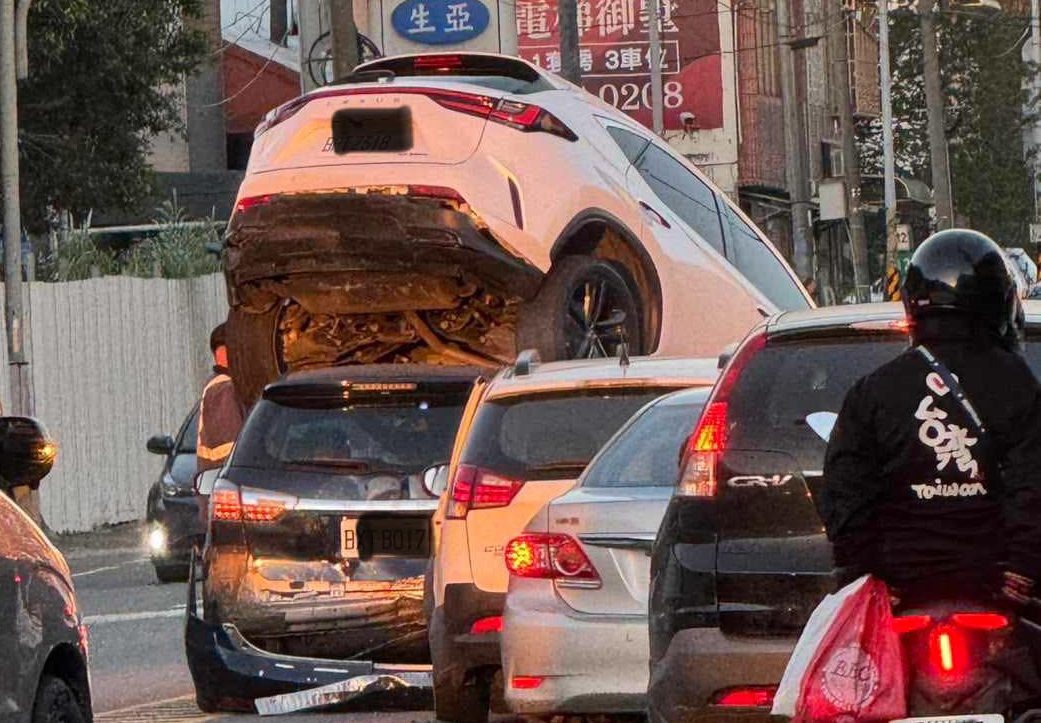 驚險!中壢5車連環撞 汽車整台被鏟起來 驚險!中壢5車連環撞 汽車整台被鏟起來