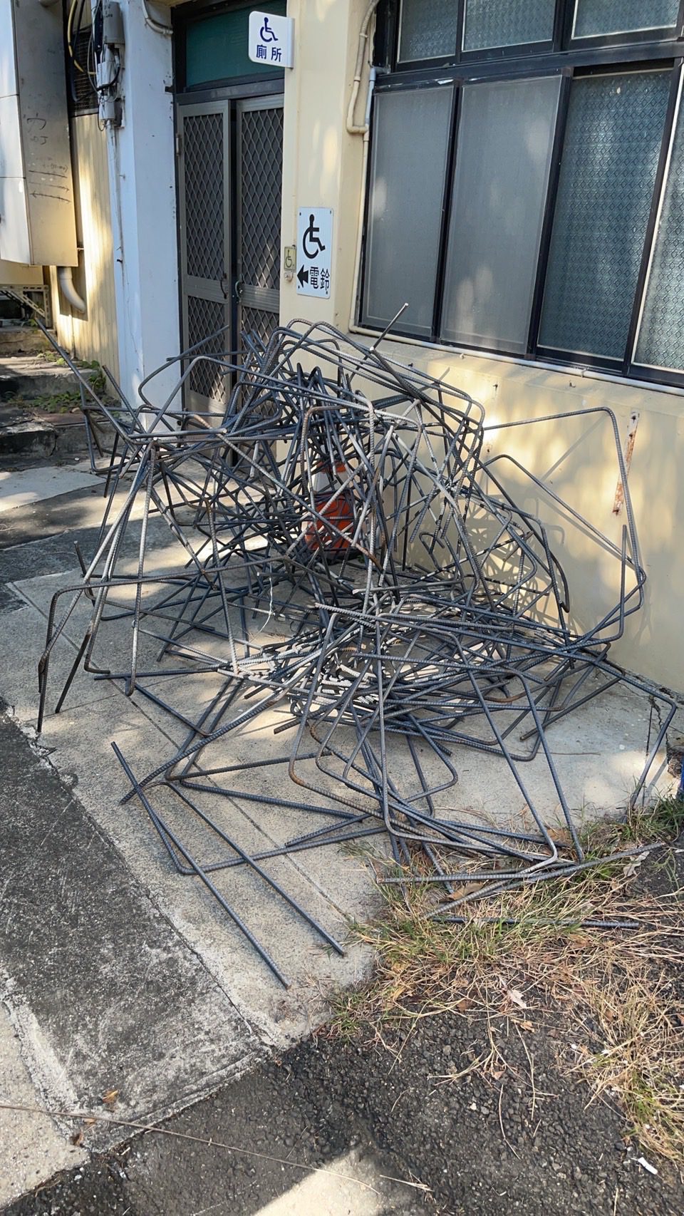 國道1號鐵條掉落! 9車輾壓受損 國道1號鐵條掉落! 9車輾壓受損