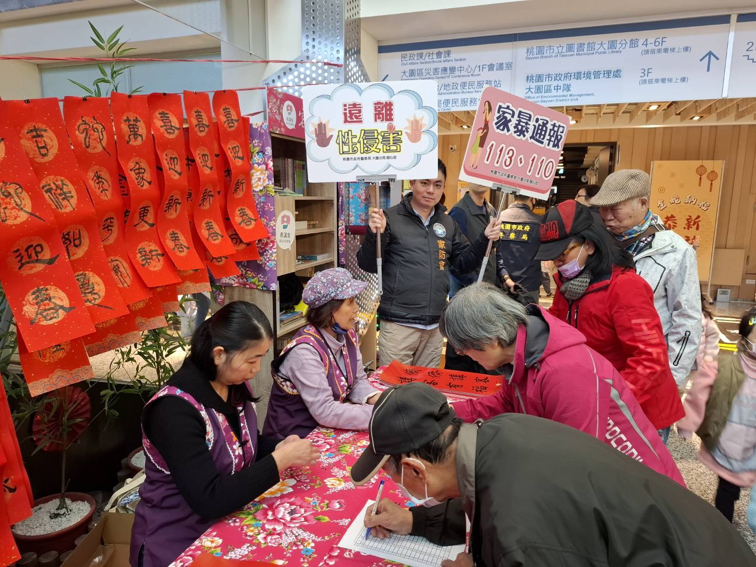 大園警前往區公所 強化民眾交通安全、兒少保護觀念 大園警前往區公所 強化民眾交通安全、兒少保護觀念