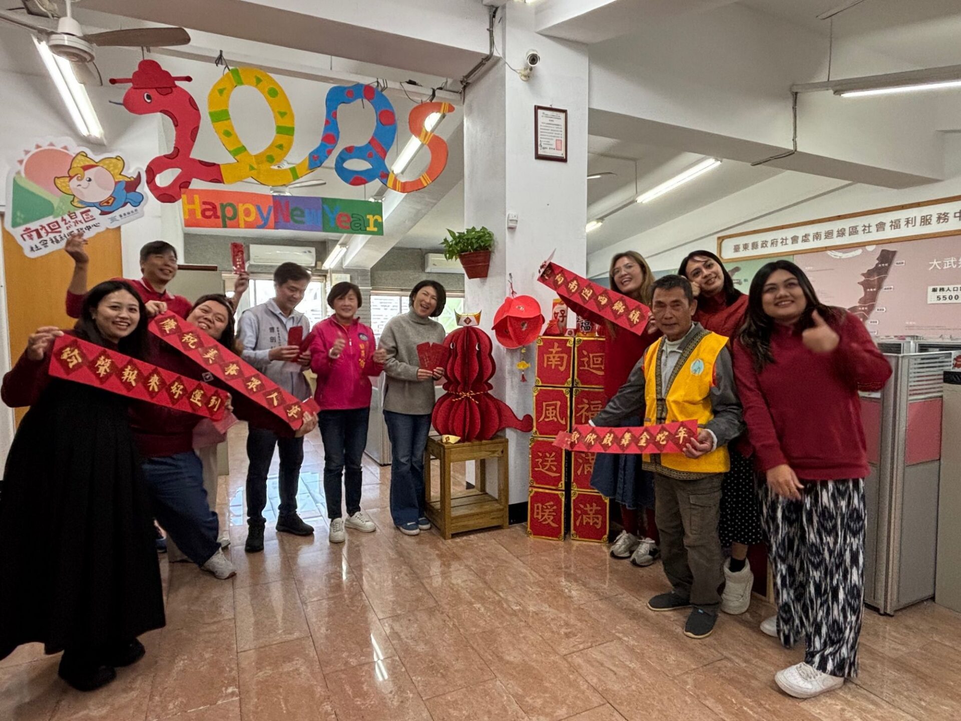蛇年春節將屆 饒慶鈴至南迴線服務機關 感謝同仁堅守崗位並發送數位紅包 蛇年春節將屆 饒慶鈴至南迴線服務機關 感謝同仁堅守崗位並發送數位紅包