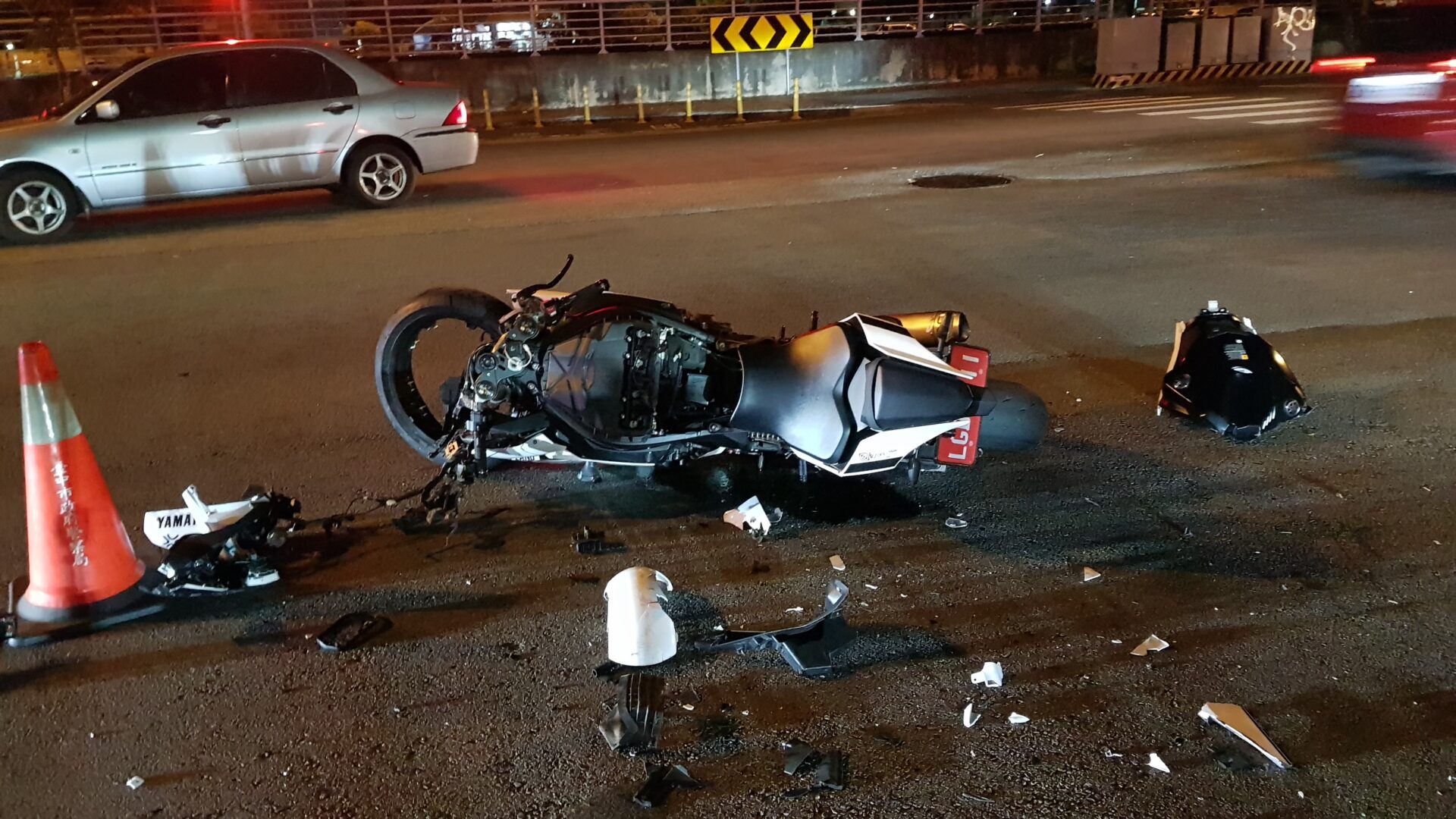 高價大型重機撞自小客車起火！　駕駛摔飛受輕傷