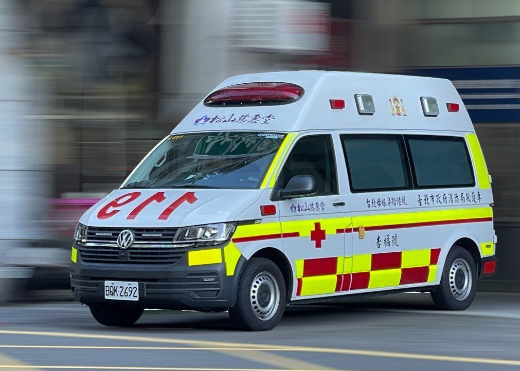 快訊／北市女倒臥林森北路無生命徵象　疑墜樓送醫搶救中