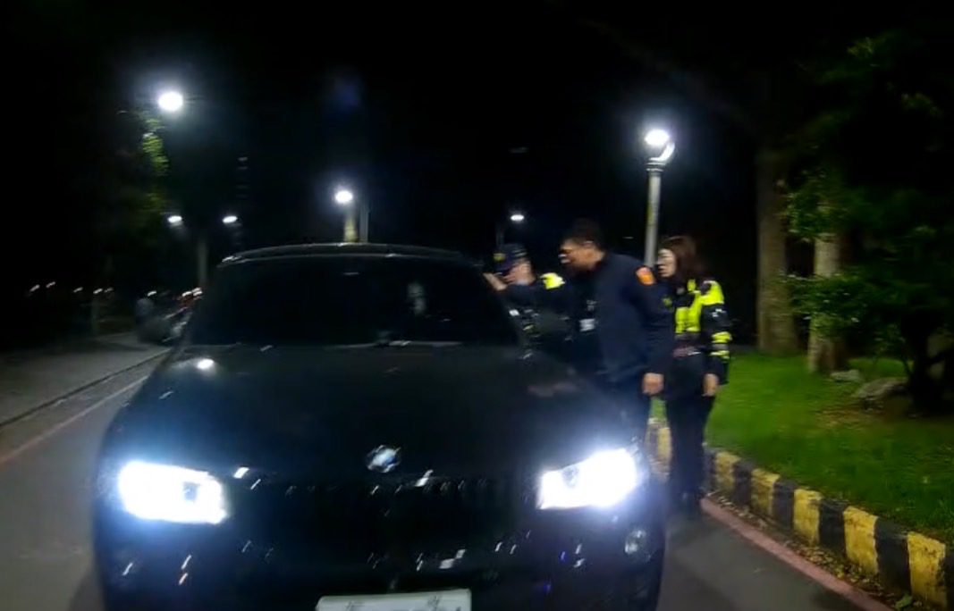 離開公司前喝了幾罐 林口男酒駕開BMW返家半途睡死 離開公司前喝了幾罐 林口男酒駕開BMW返家半途睡死