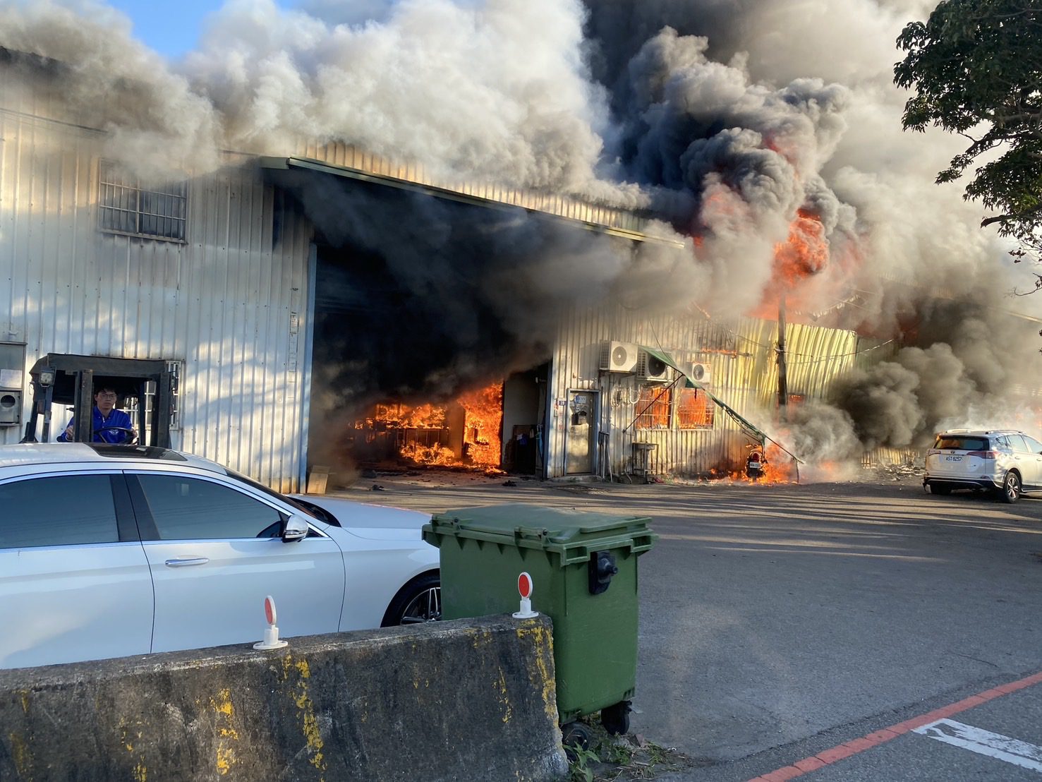 （有片）大雅工廠火警！　鐵皮廠房全面燃燒火勢兇猛