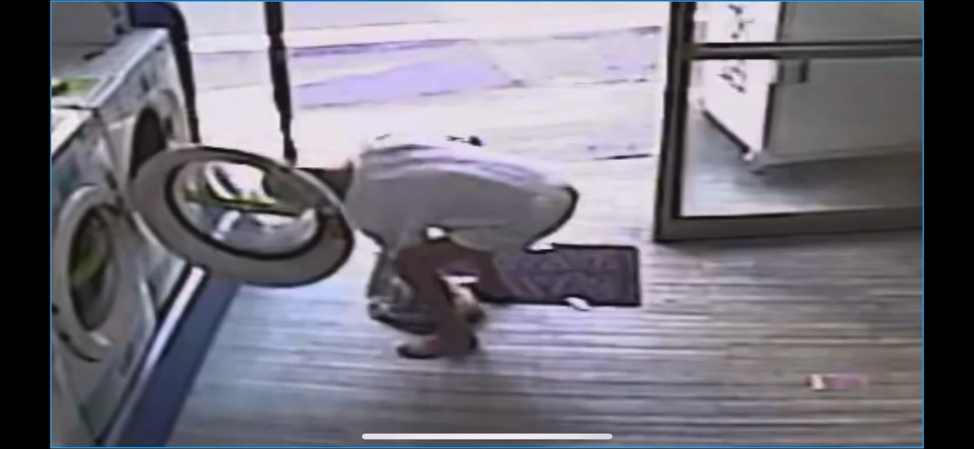 影／洗衣店內大便！阿伯脫褲子猛擦丟垃圾桶　外送員沒注意踩到