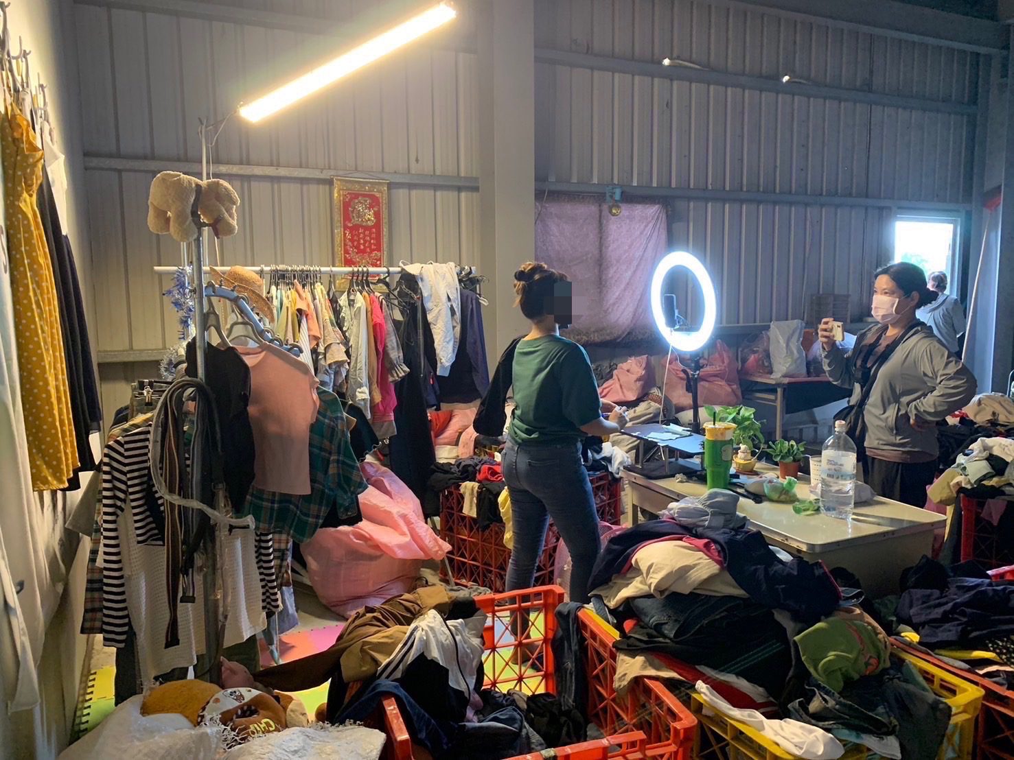 失聯移工組團線上賣二手衣 直播中遭移民署查獲全嚇傻 失聯移工組團線上賣二手衣 直播中遭移民署查獲全嚇傻