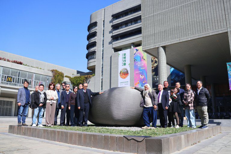 科博館公共藝術「小安靜」亮相　藝術呈現黑洞合併時空的動態