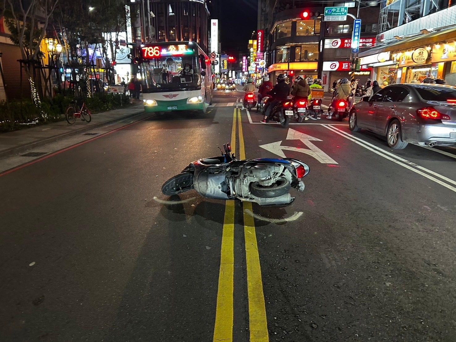 新莊婦鬼切跨雙黃線左轉害女騎士反應不及犁田慘摔 裝沒事人想走被攔下 新莊婦鬼切跨雙黃線左轉害女騎士反應不及犁田慘摔 裝沒事人想走被攔下