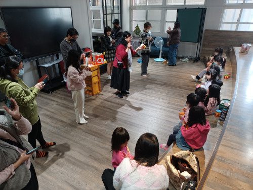 高市仁武國小攜手高市圖仁武分館推廣閱讀熱絡 敲鑼打鼓過新年,親子同歡樂 高市仁武國小攜手高市圖仁武分館推廣閱讀熱絡 敲鑼打鼓過新年,親子同歡樂