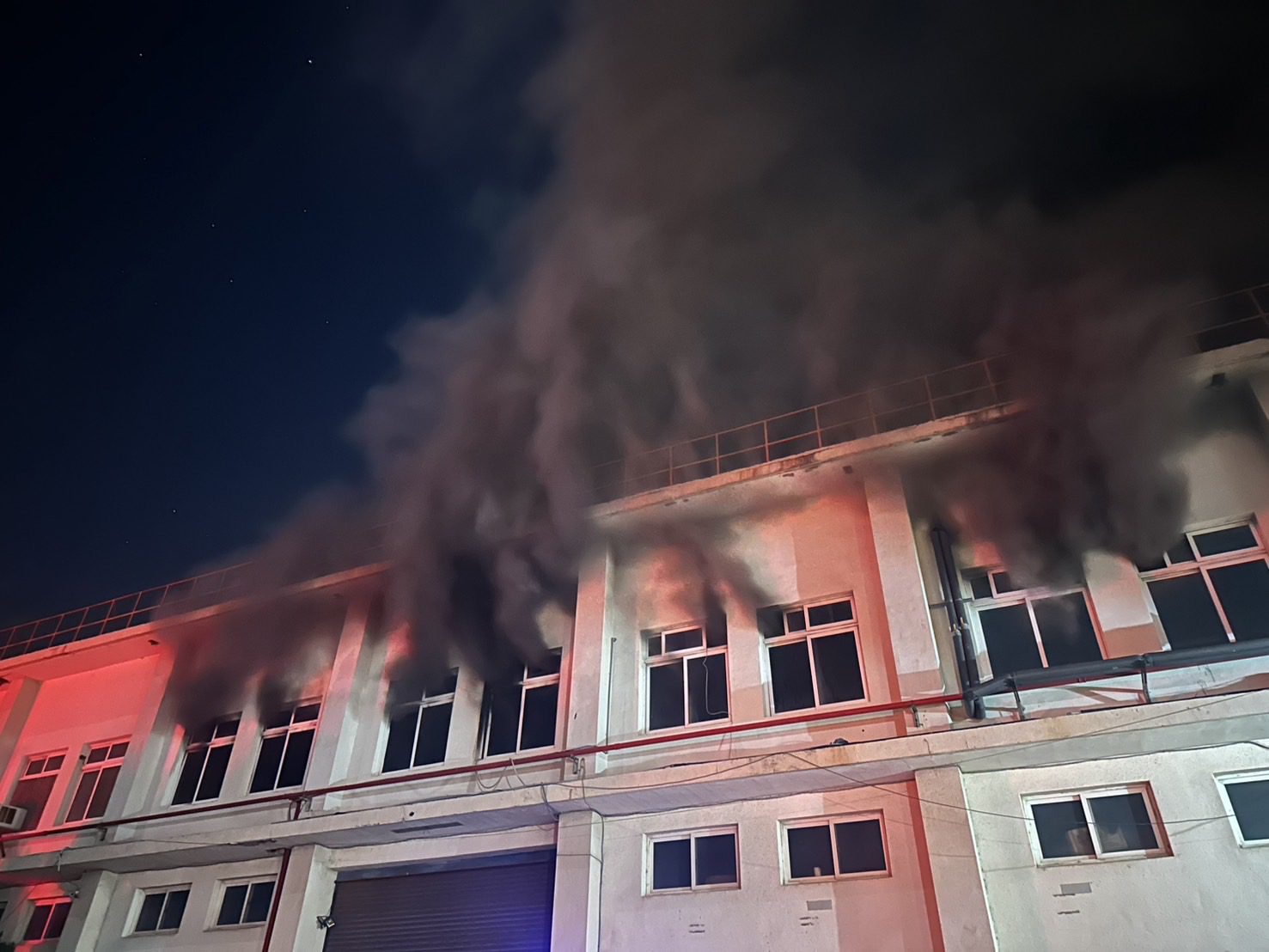 苗栗竹南工廠火警! 二樓冒火濃煙竄出 苗栗竹南工廠火警! 二樓冒火濃煙竄出