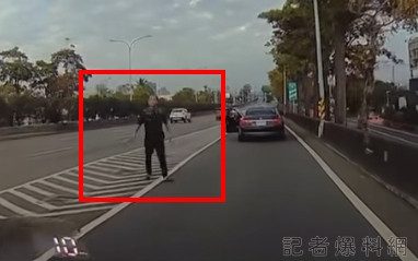 中投公路路怒!轎車男持棍威脅車卻倒退嚕 遭網友笑稱:「社會在走手煞要拉」 中投公路路怒!轎車男持棍威脅車卻倒退嚕 遭網友笑稱:「社會在走手煞要拉」
