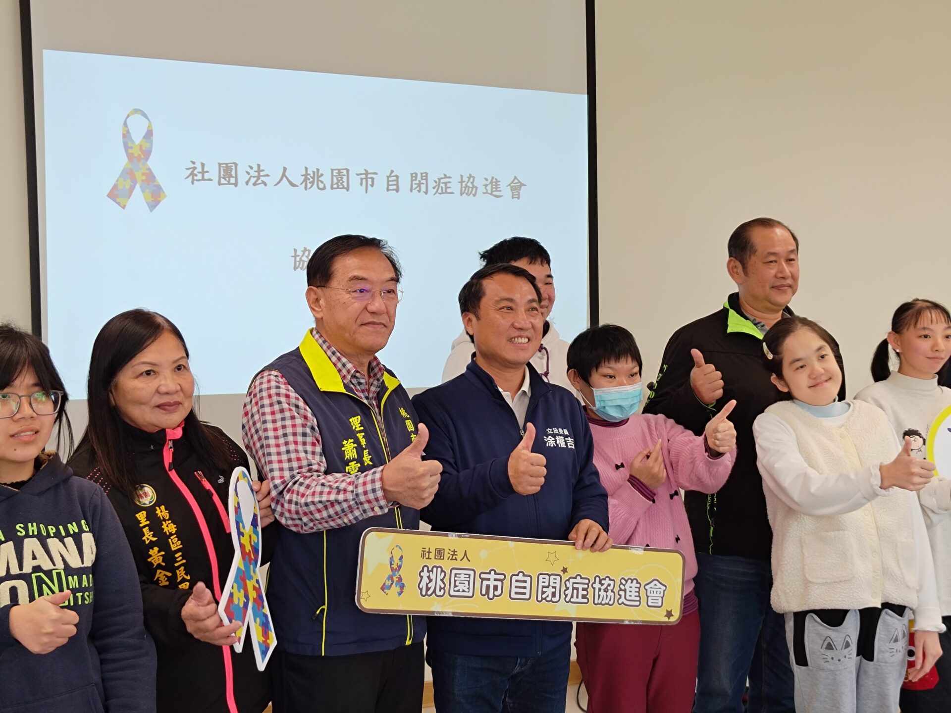 涂權吉農曆年前送暖 支持桃園自閉症協進會「龍梅工坊」年節禮盒 涂權吉農曆年前送暖 支持桃園自閉症協進會「龍梅工坊」年節禮盒