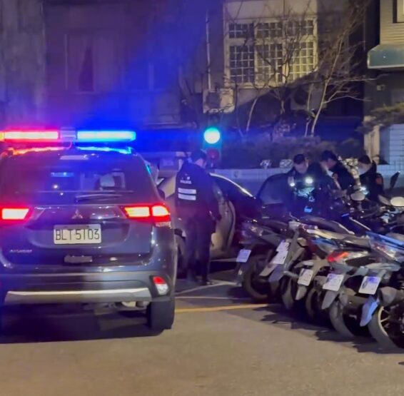 （有片）車內藏失竊車牌！　行車未開大燈遭警攔查曝光