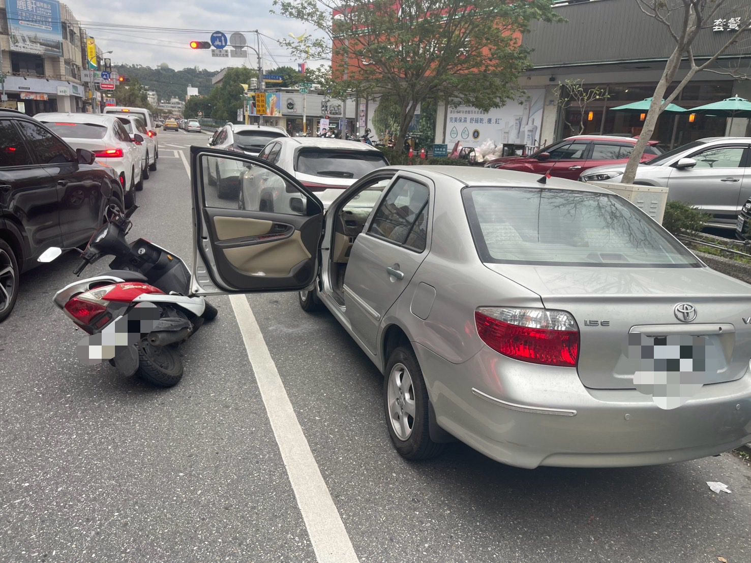 （有片）停車開車門注意！　花蓮機車騎士撞開啟車門摔傷