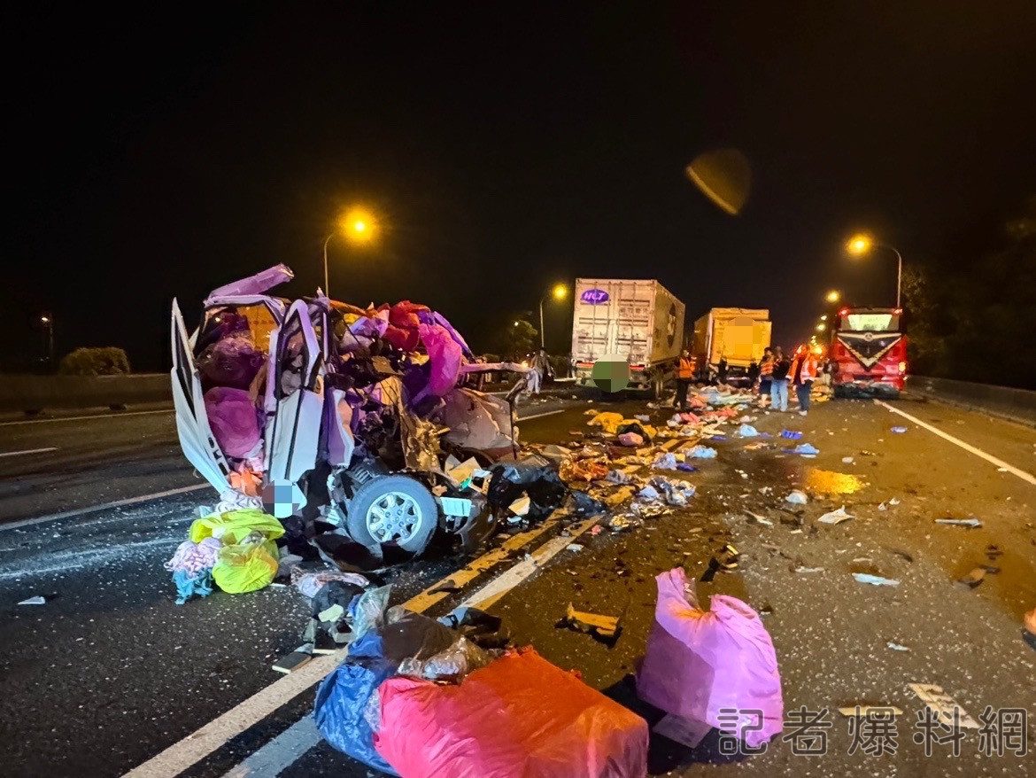 國1路竹段2事故釀2死…小貨車被夾爛「成廢鐵」車上2人斷魂