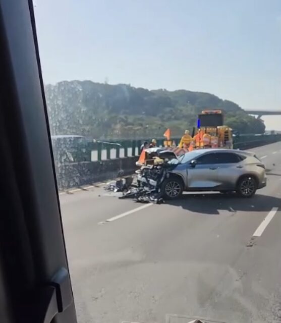 緩撞車又被撞！　網友嘆： 建議放消波塊好了成本比較省