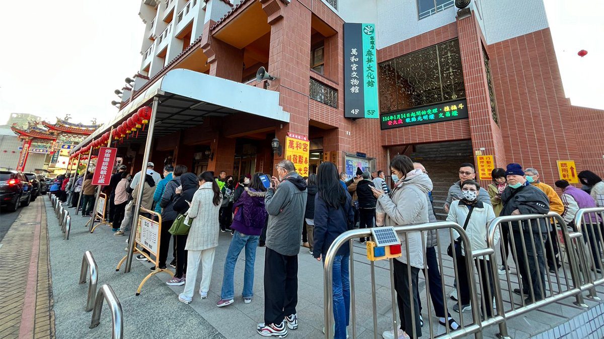 萬和宮迎接乙已蛇年開始受理安燈  出現大排長龍盛況  