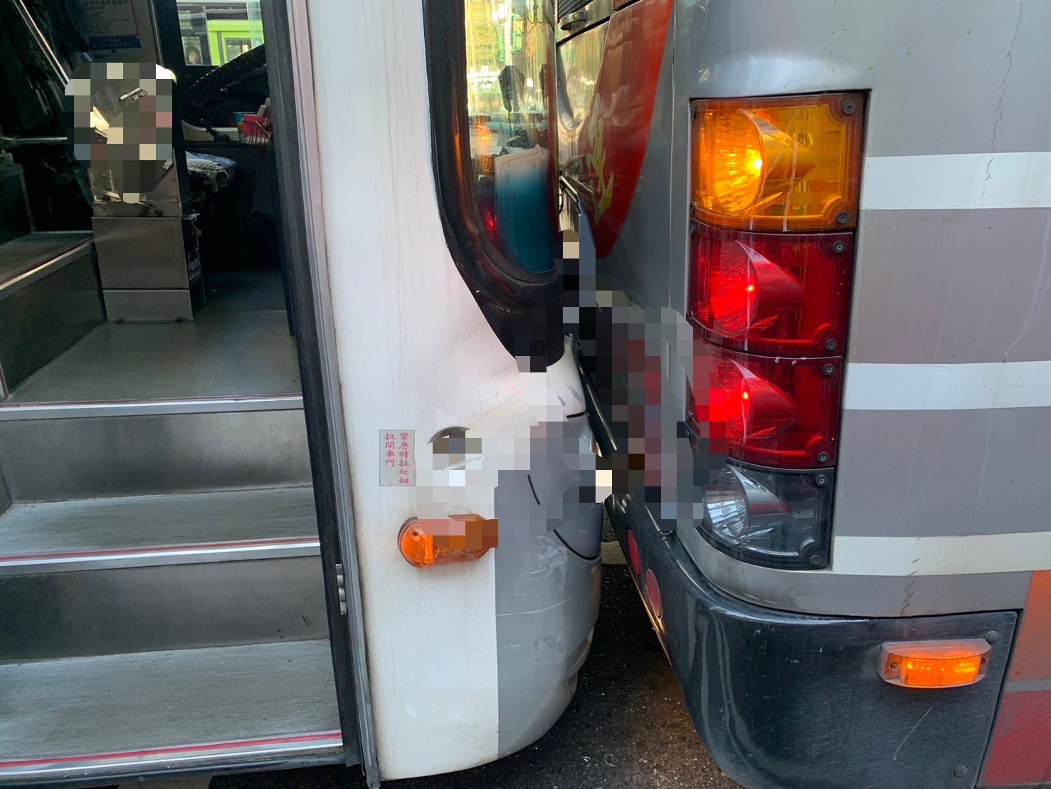 市府轉運站前大客車追尾大客車 警交通快打火速排除 市府轉運站前大客車追尾大客車 警交通快打火速排除