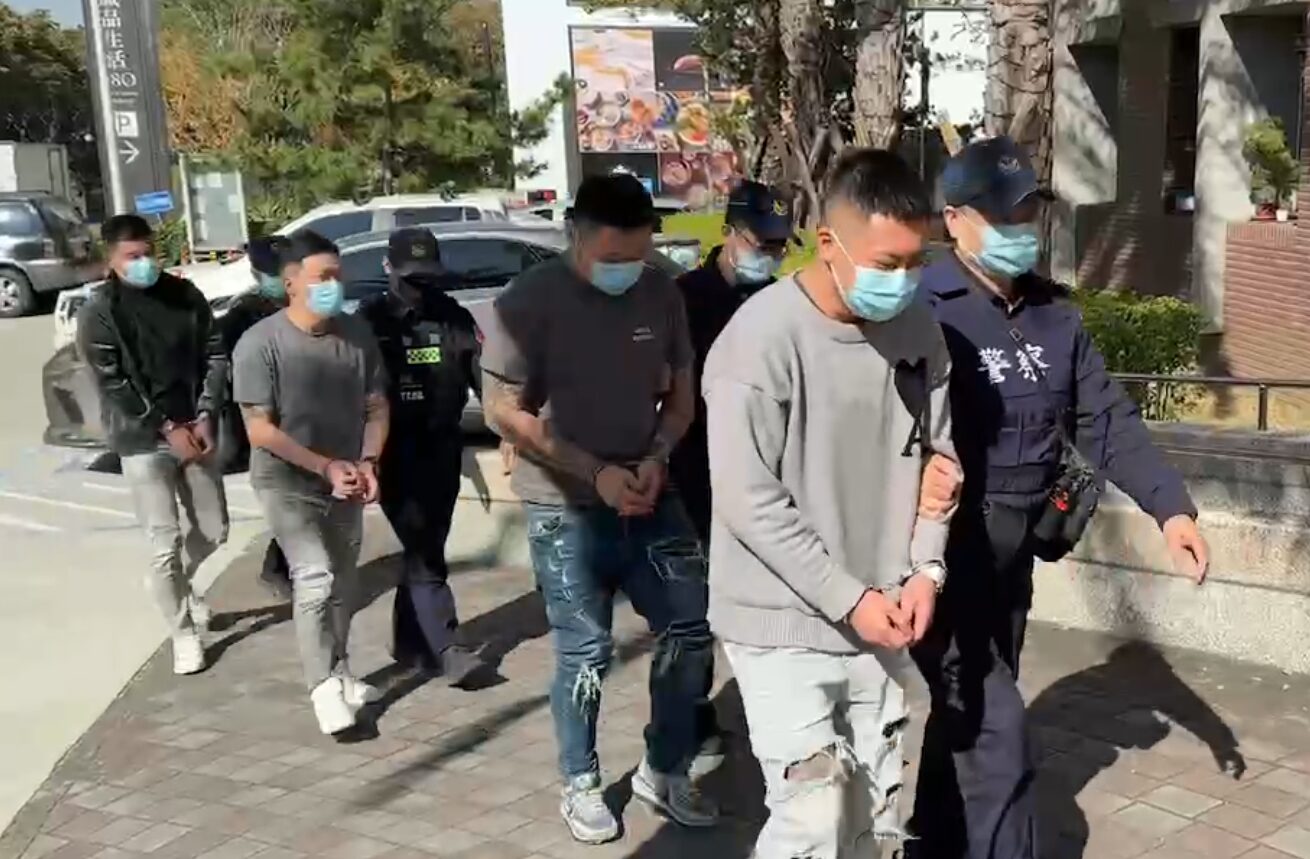 (有片)台中摩鐵KTV大亂鬥! 警噴辣椒水壓制逮捕 (有片)台中摩鐵KTV大亂鬥! 警噴辣椒水壓制逮捕