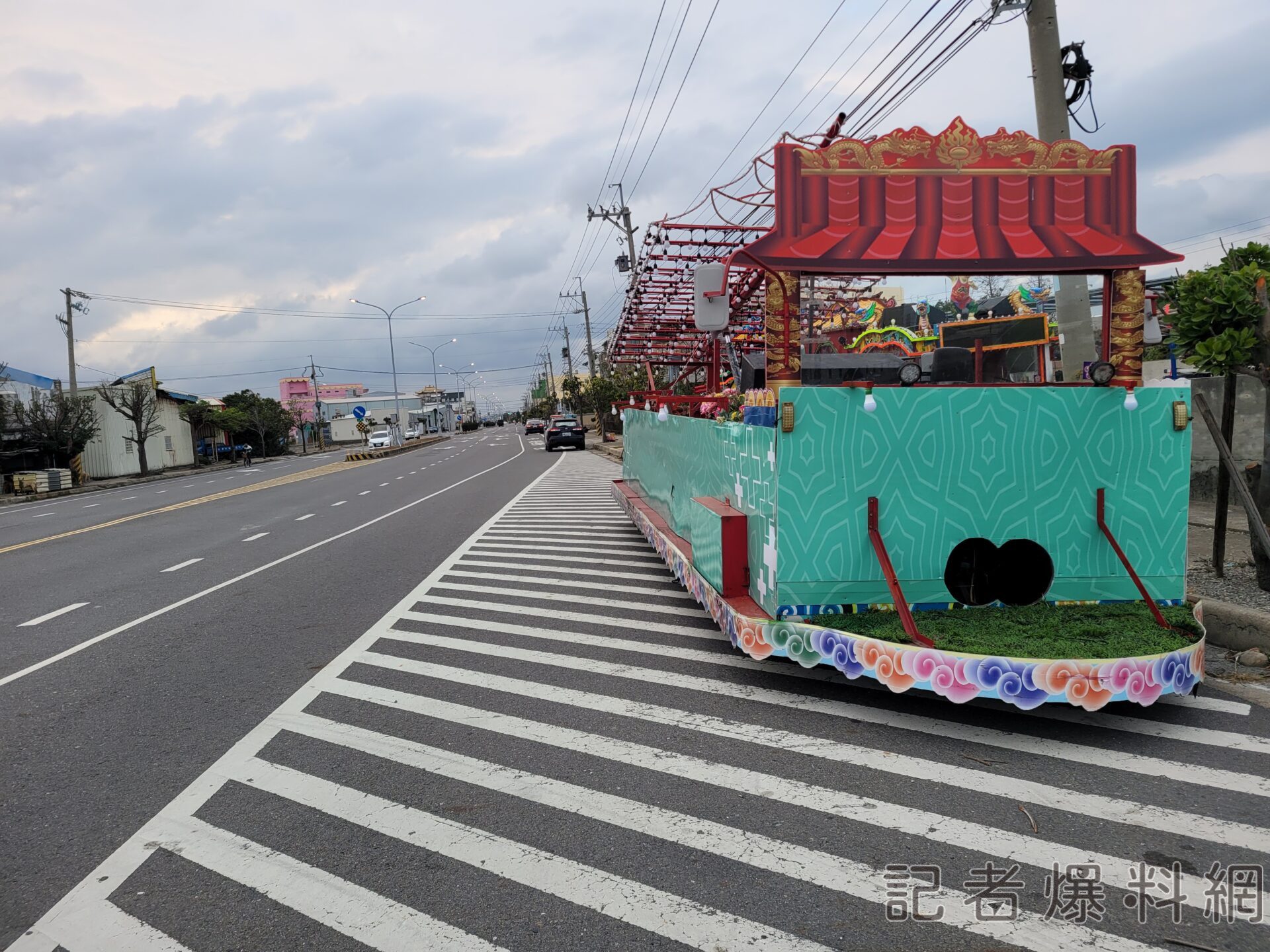 彰化男騎士撞違停電子花車 噴飛30公尺不治家屬心碎