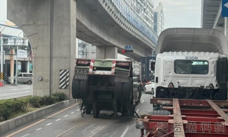影／聯結車「翹孤輪」！疑鋼捲太重壓壞板架　慘變「﹀」卡路中央　