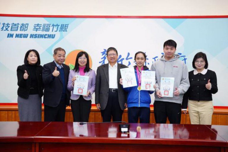 竹縣興隆國小、博愛國中羽球表現出色　楊文科表揚、勉勵