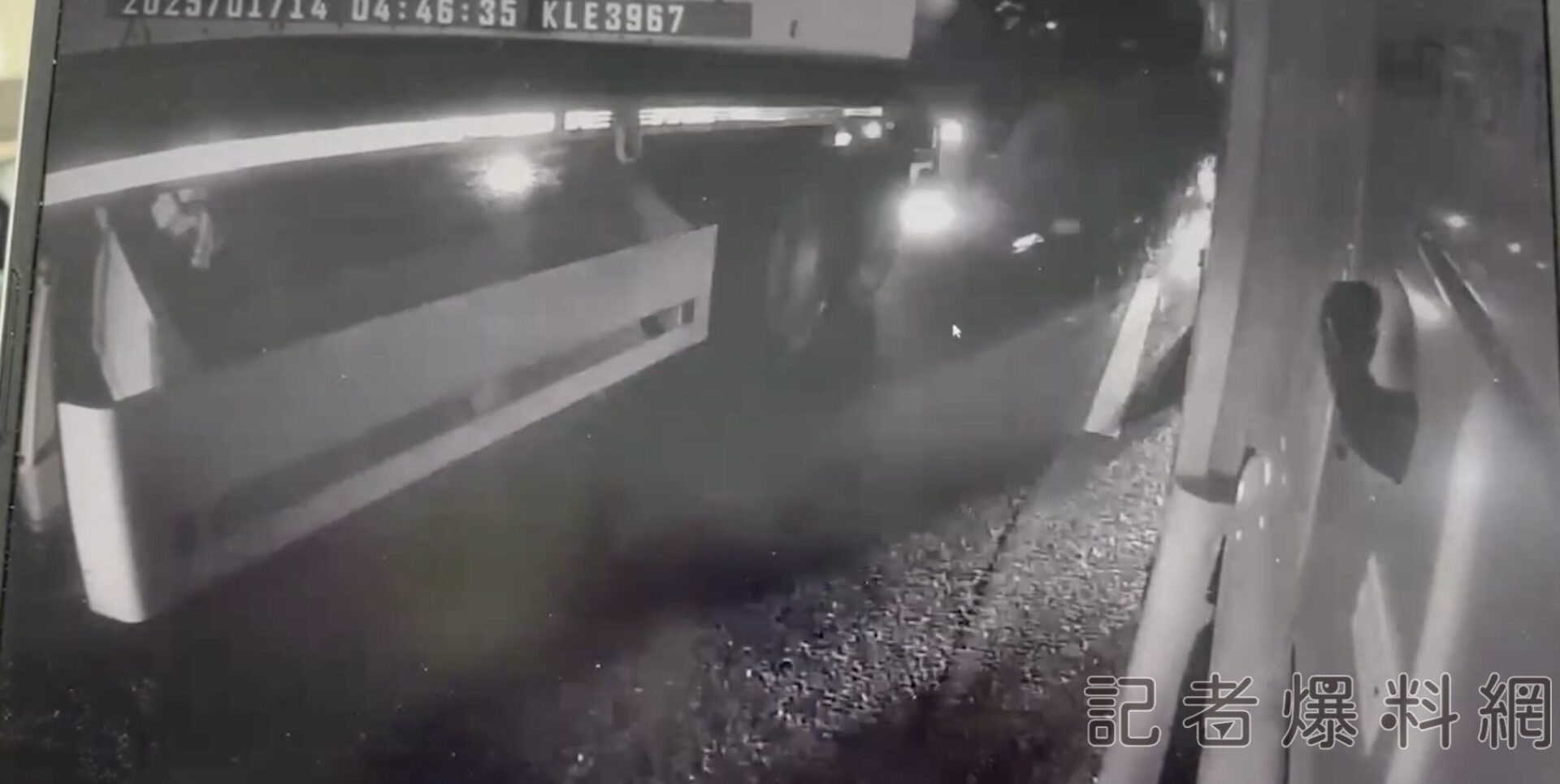 獨/首曝光!國1路竹段11車連撞釀「2人斷魂」 撞擊瞬間流出 獨/首曝光!國1路竹段11車連撞釀「2人斷魂」 撞擊瞬間流出