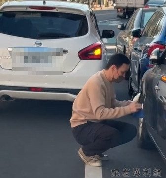 離譜！轎車擦撞停車輛 駕駛竟用酒精想消除刮痕