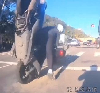 前方都要紅燈了！機車騎士疑似還想撞 不慎追撞前車翻滾受傷