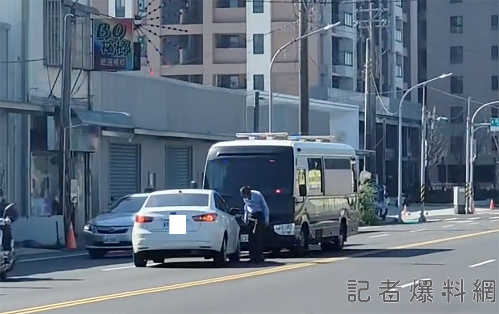 越級打怪?!  新北小客車逆向攔警備車  原來是…