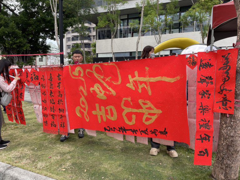 金蛇獻瑞迎新春　南服中心揮毫贈春聯及客家好禮