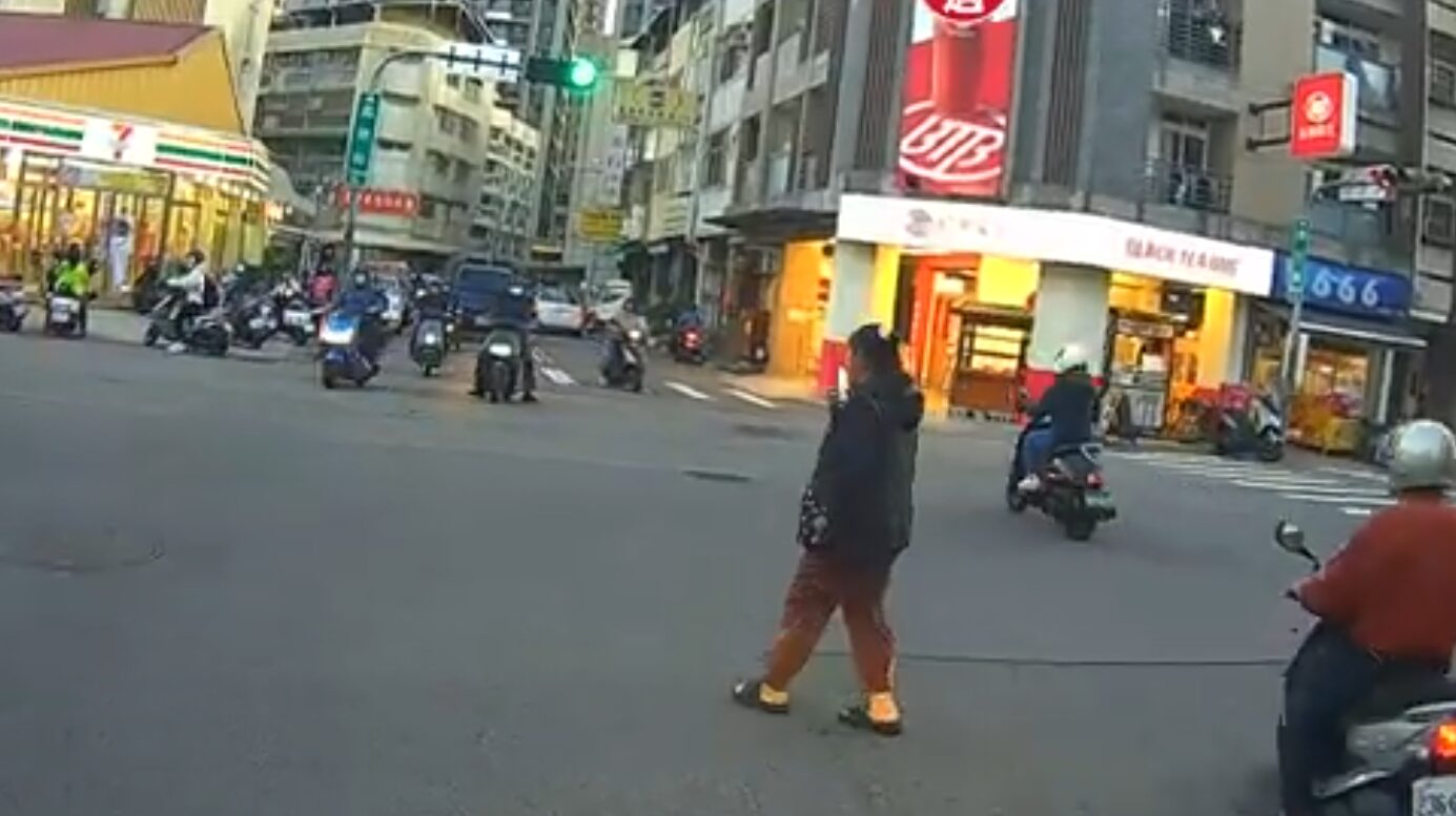 （有片）講手機的帝王？　台中路人邊講手機邊過馬路險象環生