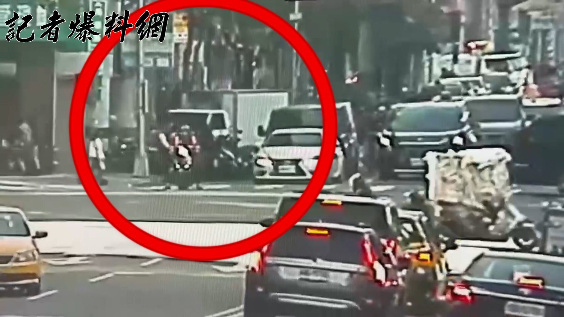 北市貨車運將疑恍神撞機車　失控衝上人行道掃翻整排24部機車