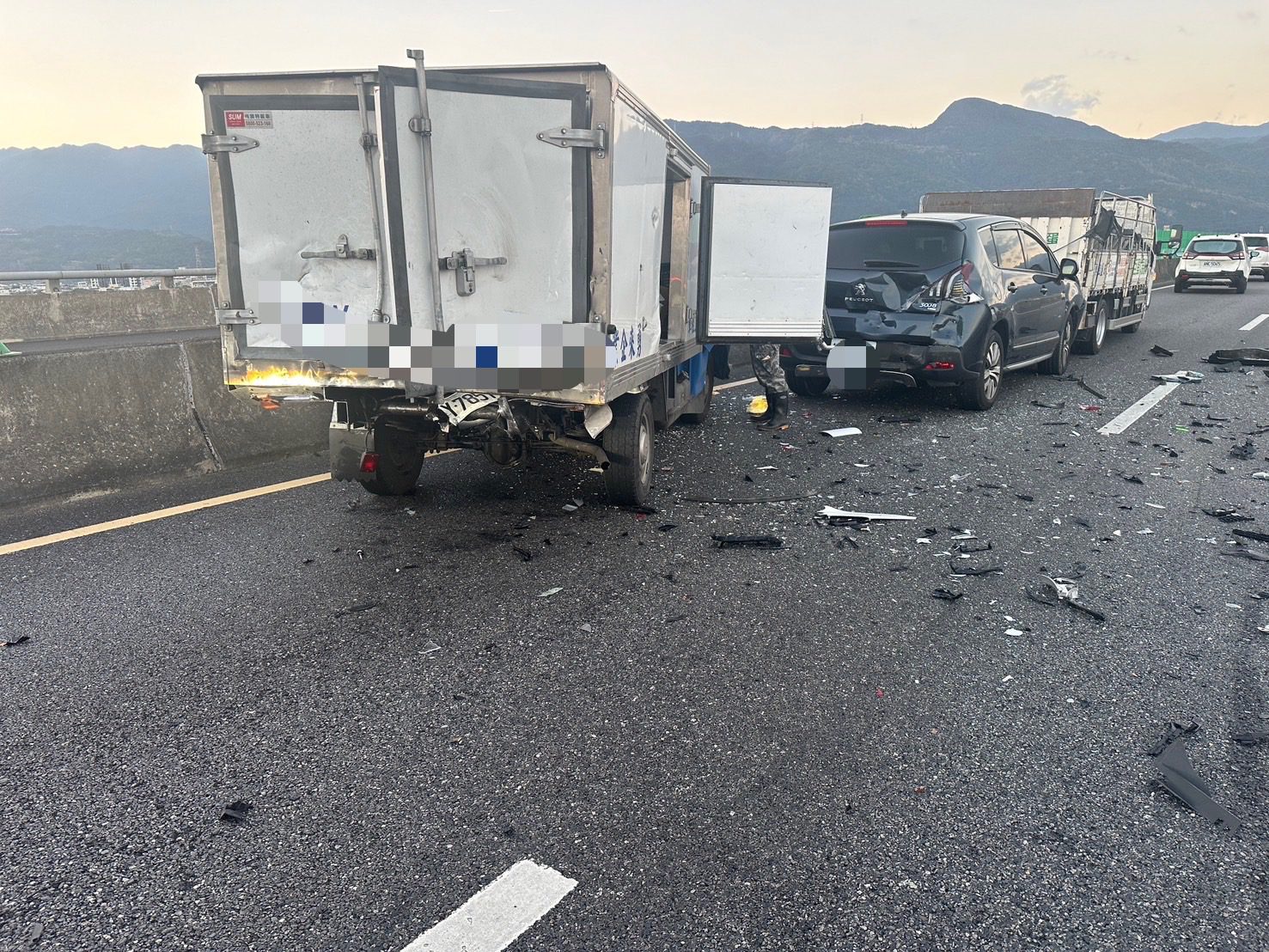 國道5號連環車禍! 8車相撞3人受傷 國道5號連環車禍! 8車相撞3人受傷